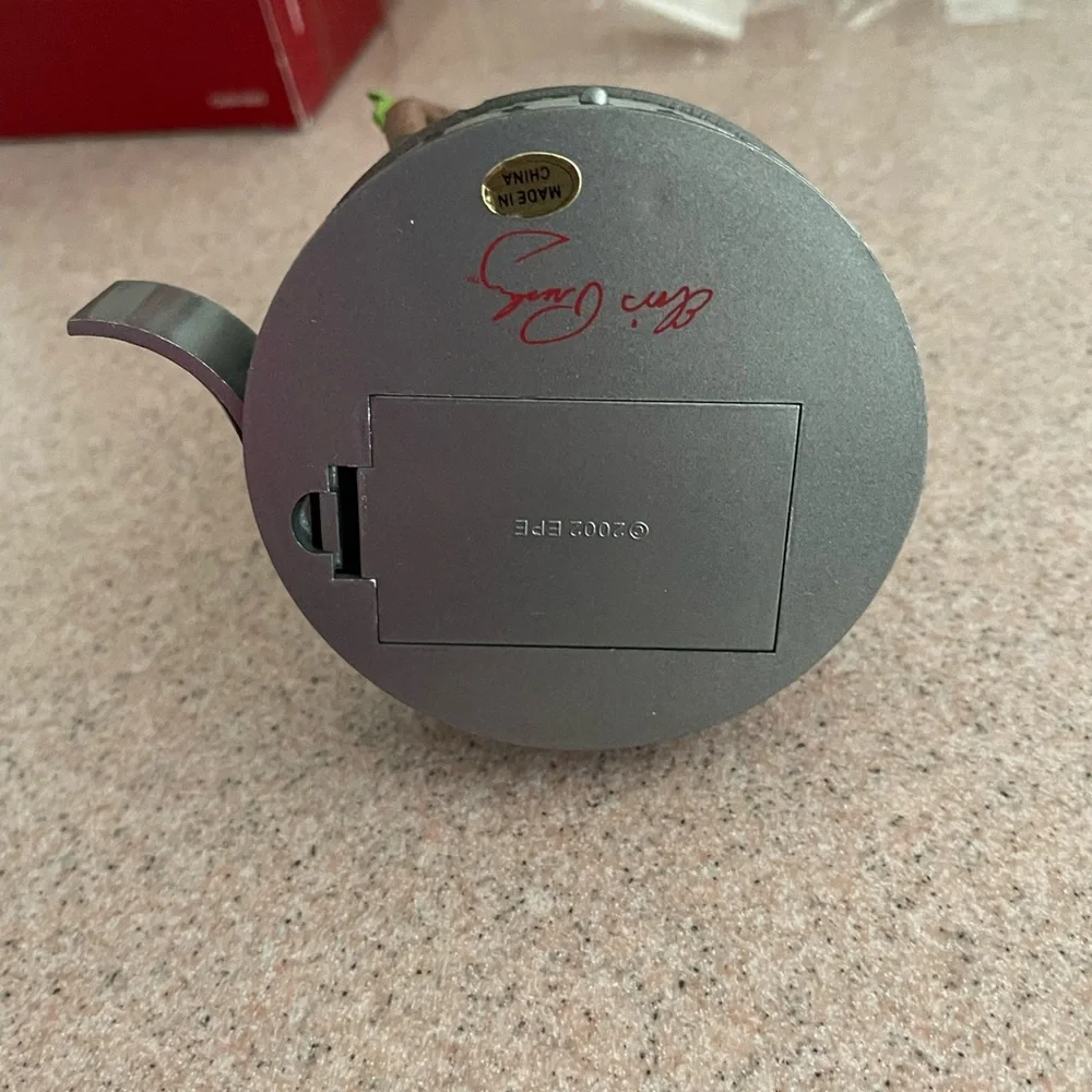 Elvis Hallmark Ornament 2002 - Picture 7 of 10